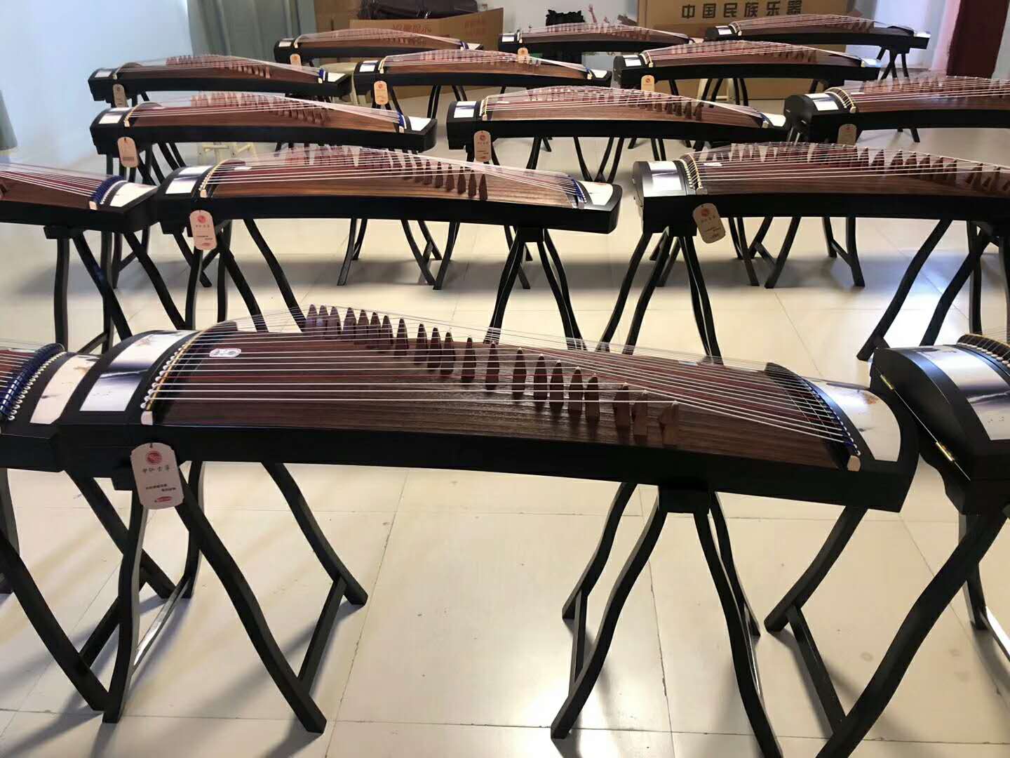 中弘古筝捐赠民族乐器 助力孩子健康快乐成长